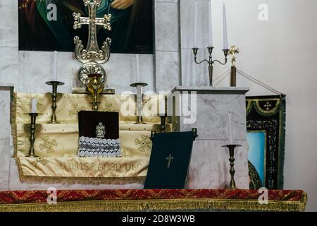 ODESSA, UCRAINA - 5 LUGLIO 2014: L'interno della Chiesa Apostolica Armena a Odessa, Ucraina. L'altare, le iconostas, la bibbia e le candele Foto Stock