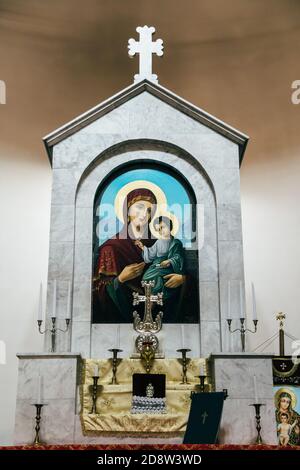 ODESSA, UCRAINA - 5 LUGLIO 2014: L'interno della Chiesa Apostolica Armena a Odessa, Ucraina. L'altare, le iconostas, la bibbia e le candele Foto Stock