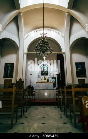 ODESSA, UCRAINA - 5 LUGLIO 2014: L'interno della Chiesa Apostolica Armena a Odessa, Ucraina. L'altare, le iconostas, la bibbia e le candele Foto Stock