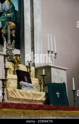 ODESSA, UCRAINA - 5 LUGLIO 2014: L'interno della Chiesa Apostolica Armena a Odessa, Ucraina. L'altare, le iconostas, la bibbia e le candele Foto Stock