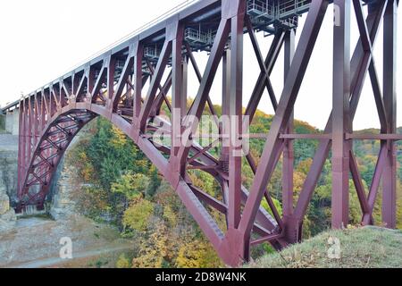 LETCHWORTH STATE PARK, NY – 17 OTT 2020- Vista del famoso ponte Genesee Arch nel Letchworth state Park di Castiglia, New York, durante la stagione delle foglie Foto Stock