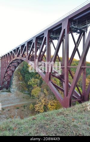 LETCHWORTH STATE PARK, NY – 17 OTT 2020- Vista del famoso ponte Genesee Arch nel Letchworth state Park di Castiglia, New York, durante la stagione delle foglie Foto Stock