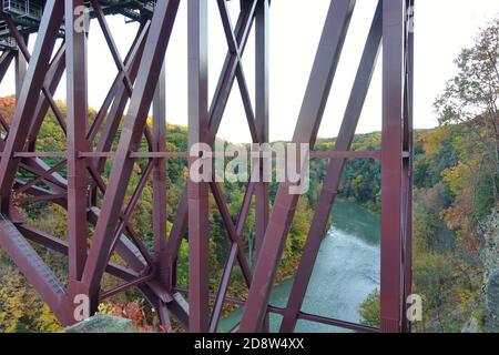 LETCHWORTH STATE PARK, NY – 17 OTT 2020- Vista del famoso ponte Genesee Arch nel Letchworth state Park di Castiglia, New York, durante la stagione delle foglie Foto Stock