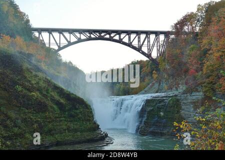 LETCHWORTH STATE PARK, NY – 17 OTT 2020- Vista del famoso ponte Genesee Arch nel Letchworth state Park di Castiglia, New York, durante la stagione delle foglie Foto Stock