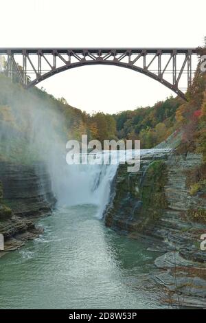 LETCHWORTH STATE PARK, NY – 17 OTT 2020- Vista del famoso ponte Genesee Arch nel Letchworth state Park di Castiglia, New York, durante la stagione delle foglie Foto Stock