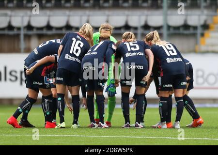 Linkoping, Svezia. 01 Nov 2020. Linköpings FC in un huddle durante la partita nel Damallsvenskan round 20 tra Linkoping e Pitea a Linkoping Arena in Linkoping mia Eriksson/SPP Credit: SPP Sport Press Photo. /Alamy Live News Foto Stock