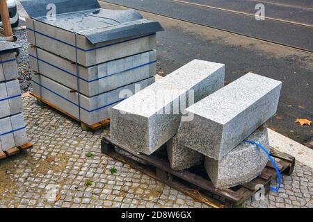 primo piano di cantiere stradale con mucchio di blocchi di pietra Foto Stock