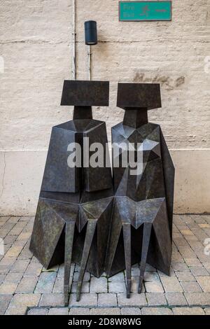 Una coppia di sedute di scultura di Lynn Chadwick (1914-2003) ha installato il lato della canalside presso l'edificio Kings Place nel centro di Londra. Foto Stock