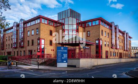 Castle Park Business Park Cambridge - Castle Court Study Inn Student Accommodation in foreground. Foto Stock