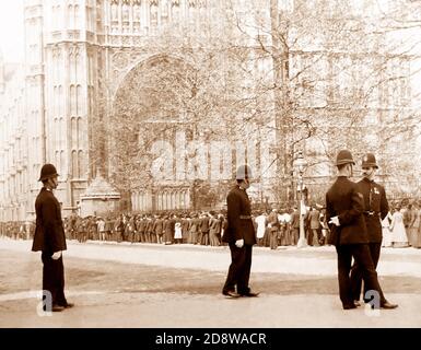 Poliziotti e una coda alla Victoria Tower, Houses of Parliament, Londra, all'inizio del 1900 Foto Stock