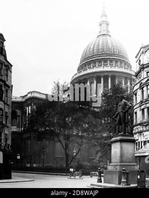 Nicholsons' store, la statua di Peel e la Cattedrale di St. Paul, Londra, periodo vittoriano Foto Stock