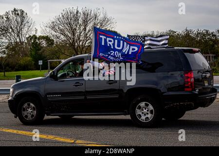 Brooklyn, Stati Uniti. 01 Nov 2020. Centinaia di veicoli adornati da bandiere Trump, viaggiarono lungo la strada di New York City, il 1 novembre 2020, caravanandosi come un'azione di solidarietà che ha portato alle elezioni fortemente contestate contro il candidato democratico Joe Biden. (Foto di Michael Nigro/Sipa USA) Credit: Sipa USA/Alamy Live News Foto Stock