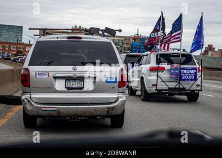 Brooklyn, Stati Uniti. 01 Nov 2020. Centinaia di veicoli adornati da bandiere Trump, viaggiarono lungo la strada di New York City, il 1 novembre 2020, caravanandosi come un'azione di solidarietà che ha portato alle elezioni fortemente contestate contro il candidato democratico Joe Biden. (Foto di Michael Nigro/Sipa USA) Credit: Sipa USA/Alamy Live News Foto Stock