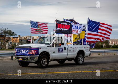 Brooklyn, Stati Uniti. 01 Nov 2020. Centinaia di veicoli adornati da bandiere Trump, viaggiarono lungo la strada di New York City, il 1 novembre 2020, caravanandosi come un'azione di solidarietà che ha portato alle elezioni fortemente contestate contro il candidato democratico Joe Biden. (Foto di Michael Nigro/Sipa USA) Credit: Sipa USA/Alamy Live News Foto Stock