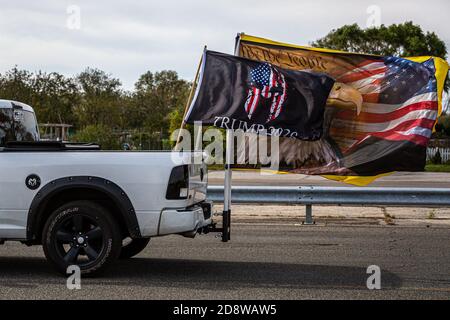 Brooklyn, Stati Uniti. 01 Nov 2020. Centinaia di veicoli adornati da bandiere Trump, viaggiarono lungo la strada di New York City, il 1 novembre 2020, caravanandosi come un'azione di solidarietà che ha portato alle elezioni fortemente contestate contro il candidato democratico Joe Biden. (Foto di Michael Nigro/Sipa USA) Credit: Sipa USA/Alamy Live News Foto Stock