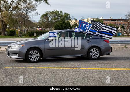 Brooklyn, Stati Uniti. 01 Nov 2020. Centinaia di veicoli adornati da bandiere Trump, viaggiarono lungo la strada di New York City, il 1 novembre 2020, caravanandosi come un'azione di solidarietà che ha portato alle elezioni fortemente contestate contro il candidato democratico Joe Biden. (Foto di Michael Nigro/Sipa USA) Credit: Sipa USA/Alamy Live News Foto Stock