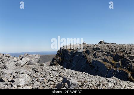 Guardando da una parte all'altra della gente sulla cima del ben Nevis Highlands Scozia Foto Stock