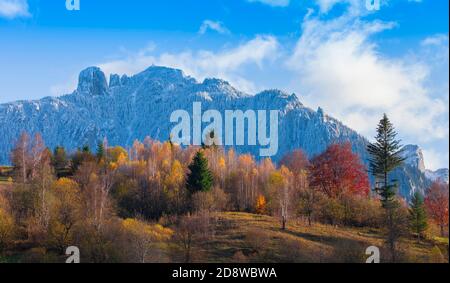 Paesaggio montano nel mese di novembre. Scena del tardo autunno con neve sul monte Ceahlau, Romania Foto Stock