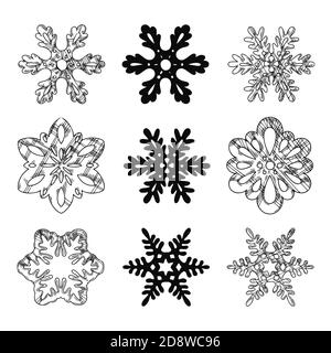 Insieme di diversi fiocchi di neve isolati su uno sfondo bianco. Schizzo, illustrazione disegnata a mano Illustrazione Vettoriale