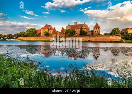 Il Castello di Marienburg è uno dei più grandi castelli in mattoni del mondo, che funge da residenza dei maestri dell'Ordine Teutonico Foto Stock