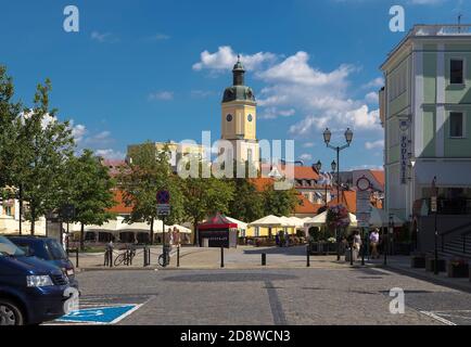 BIALYSTOK, POLONIA - 30 LUGLIO 2017: Via Suraska e una vista del Museo Podlyashie a Bialystok. Polonia Foto Stock