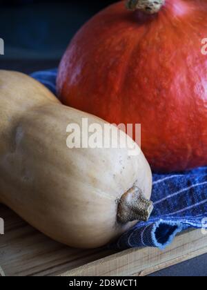 Due varietà di zucca su tovagliolo blu Foto Stock