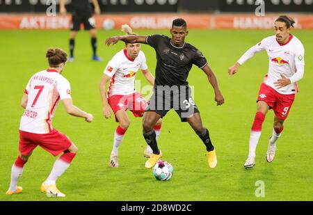 Breel Embolo di Monchengladbach e Yussuf Poulsen, Marcel Sabitzer, Kevin Kampl della Red Bull Leipzig durante il campionato tedesco Bundesliga footb C. Foto Stock