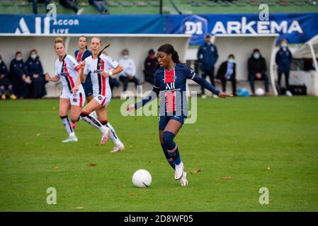 Grace Geyoro di Parigi Saint Germain controlla la palla durante la partita di calcio del campionato francese delle donne D1 Arkema tra Parigi Saint-Germain e FC Fleury 91 il 1° novembre 2020 allo stadio Georges LEF.vre di Saint-Germain-en-Laye, Francia - Foto Antoine Massinon / A2M Sport Consulting / DPPI Credit: LM/DPPI/Antoine Massinon/Alamy Live News Foto Stock