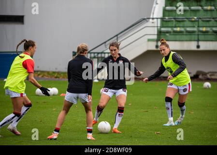 Lea le Garrec del FC Fleury e Marine Hauais del FC Fleury si scalda con i compagni di squadra in vista della partita di calcio femminile del campionato francese D1 Arkema tra Paris Saint-Germain e FC Fleury 91 il 1° novembre 2020 allo stadio Georges LEF.vre di Saint-Germain-en-Laye, Francia - Foto Antoine Massinon / A2M Sport Consulting / DPPI Credit: LM/DPPI/Antoine Massinon/Alamy Live News Foto Stock