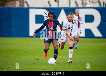 Ashley Lawrence di Parigi Saint Germain e Hannah Victoria Diaz del FC Fleury in un duello per la palla durante la partita di football del campionato francese delle donne D1 Arkema tra Paris Saint-Germain e FC Fleury 91 il 1° novembre 2020 allo stadio Georges LEF.vre di Saint-Germain-en-Laye, Francia - Foto Antoine Massinon / A2M Sport Consulting / DPPI Credit: LM/DPPI/Antoine Massinon/Alamy Live News Foto Stock