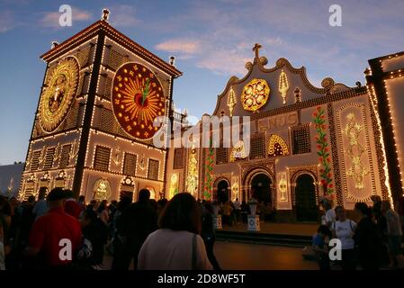 Convento de Nossa Senhora da Esperança illuminato per il festival Di Senhor Santo Christo dos Milagres a Ponta Delgada Azzorre Foto Stock