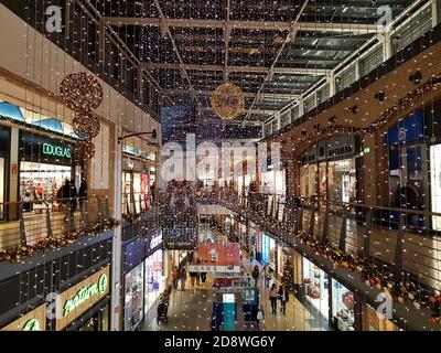 Lisbona, Portogallo - CIRCA, dicembre 2019: Interni del centro commerciale con decorazioni natalizie Foto Stock