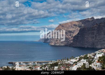 Grandi rocce sulla costa di Los Gigantes Tenerife Foto Stock