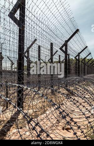 La recinzione di protezione sicura di bordo di Barbwire è elettrificata della prigione. Foto Stock