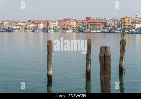 Sottomarina di Chioggia (30 ottobre 2020) - Vista costiera con barche e case tipiche dell'Isola dell'Unione Foto Stock