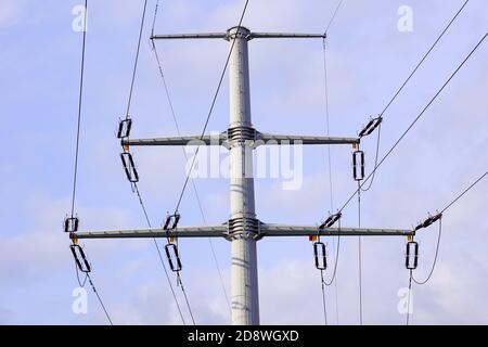 Trasmissione elettrica tramite linea ad alta tensione. Un potente polo energetico. Foto Stock
