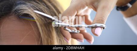 Donna triste al barbiere ha tagliato da vicino i bangs Foto Stock
