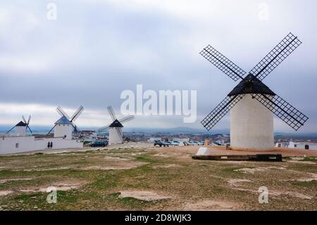Campo de Crippana, mulini a vento tradizionali a Castiglia la Mancha, Spagna Foto Stock