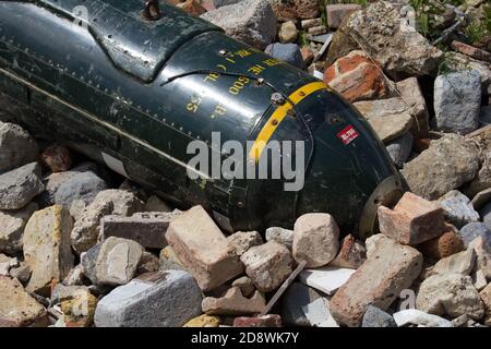 Testata militare / ordnance / munizioni tra le macerie. Commento sulla sicurezza mondiale. Concetto. Foto Stock