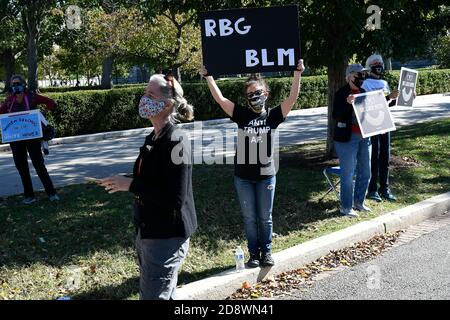 Protester femminile con segno BLM e RBG durante la marcia delle donne Ott 17 2020 Foto Stock