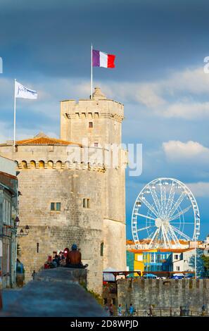 Francia, Charente-Maritime (17), la Rochelle, rue sur les murs, Tour de la Chaine e Saint Nicolas torri Foto Stock