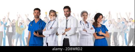 Team di tre medici in piedi di fronte alla folla di molte persone pazienti isolato su sfondo bianco concetto di feat medico Foto Stock