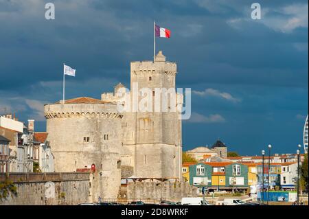 Francia, Charente-Maritime (17), la Rochelle, Tour de la Chaine e Saint Nicolas torri, le Gabut zona sulla destra Foto Stock