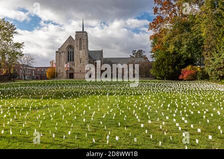 Grosse Pointe Farms, Michigan, USA. 1 novembre 2020. Bandiere bianche sono esposte sul prato di Cristo Chiesa Episcopale in tutto il giorno dei Santi per piangere le 3,000 persone che sono morte da Covid-19 nella contea di Wayne. Credit: Jim West/Alamy Live News Foto Stock