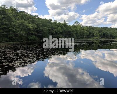 Vista sul lago Ramapo nella Ramapo Mountain state Forest nel nord New Jersey Foto Stock