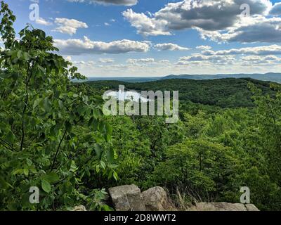 Vista sul lago Wanaque presso la Ramapo Mountain state Forest a Wanaque, New Jersey Foto Stock