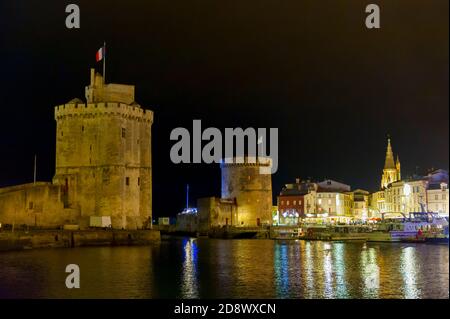 Francia, Charente-Maritime (17), la Rochelle, Vieux port, due vecchie torri: Tour Saint Nicolas e Tour de la Chaine Foto Stock