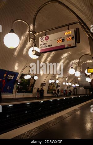 PARIGI, FRANCIA - 23 LUGLIO 2011: Piattaforma della linea quattro (linea 4) della metropolitana di parigi, alla fermata Cité, nel centro di Parigi. Gestito da RATP, Foto Stock