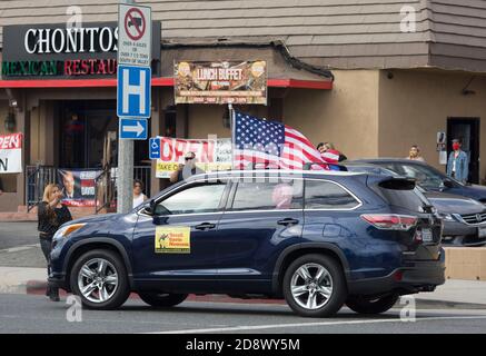 Los Angeles, California, Stati Uniti. 1 novembre 2020. I tifosi di Trump si radunano sulle auto in Alhambra, California, domenica 1 novembre 2020.Armando Arorizo Credit: Armando Arorizo/Prensa Internacional/ZUMA Wire/Alamy Live News Foto Stock