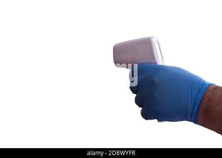 Termometro indicatore di temperatura corporea in forma di senza contatto Display LCD a pistola in una mano con un lattice blu guanto su sfondo bianco Foto Stock